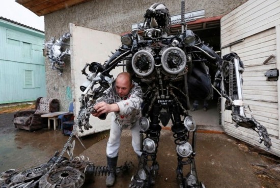 俄罗斯DIY爱好者用汽车零件打造“异形武士”
