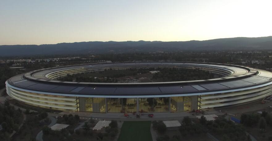 苹果说，它要把新总部设计成看起来像一款产品一样。可不是吗？从远处看，“太空船”看起来当然像一款产品。