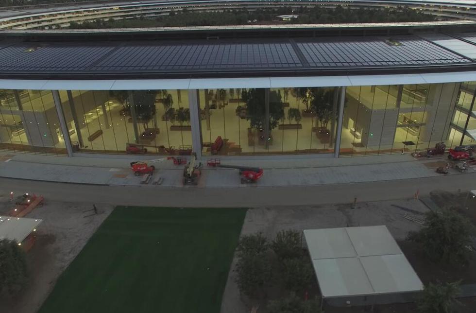 新总部主体大楼外侧走廊的设计酷似很多苹果零售店。这些玻璃有4层楼那么高。