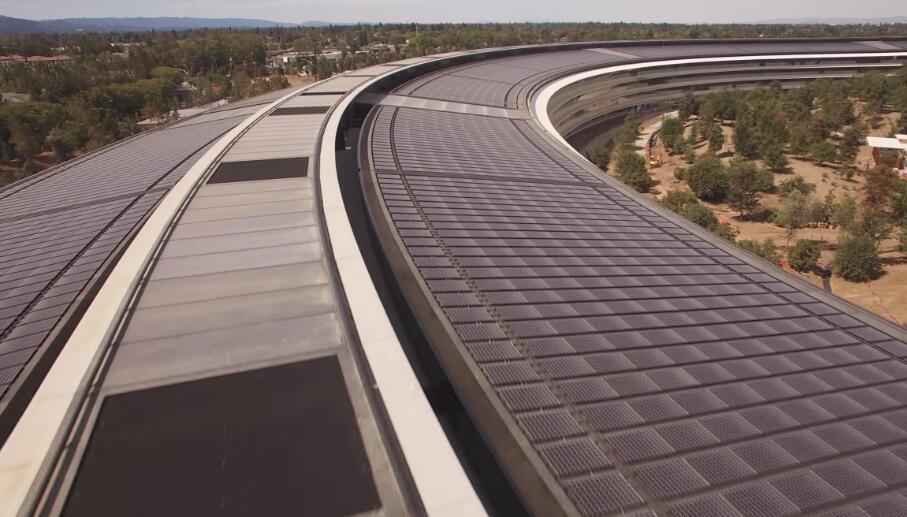 新总部主体大楼的楼顶铺满了太阳能面板。据苹果称，整个园区的发电功率为17兆瓦。